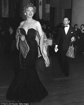Marilyn wearing a fur stole