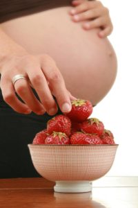 pregnant-woman-eating