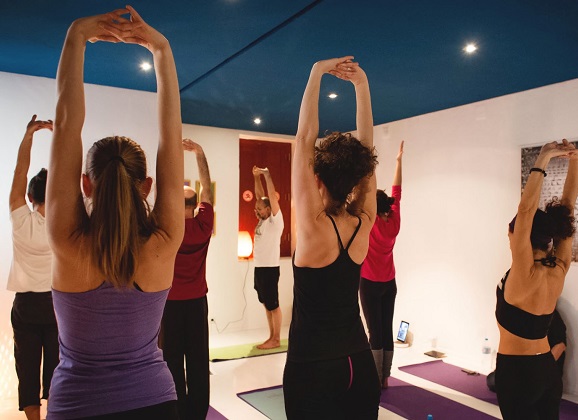 16 THOUGHTS WOMEN HAVE DURING THEIR FIRST HOT YOGA CLASS