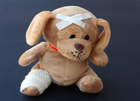 Doctor ‘Operates’ On Stuffed Animals To Make Child Patients Feel Better